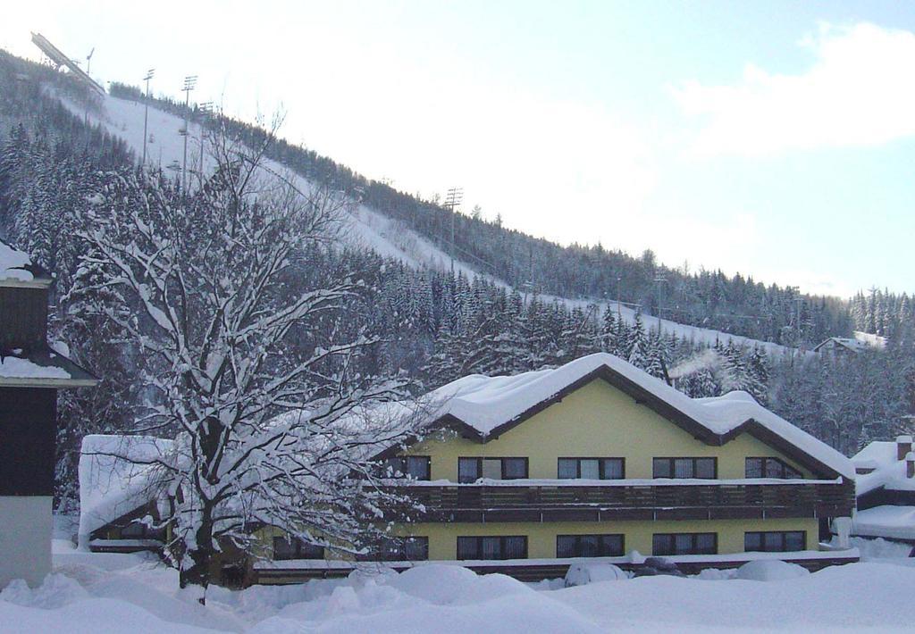 Hotel Centrum Harrachov Buitenkant foto